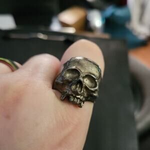 Size 11 toothy skull ring, gunmetal black / gray